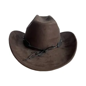 Gros plan sur les détails d'un chapeau de cowboy en suédine marron avec bande en cuir noir.