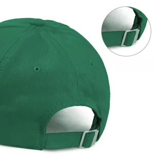 Vue de détail rapprochée de la casquette de baseball en coton vert avec boucle en métal.