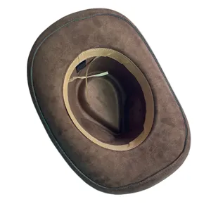 Vue détaillée de l'intérieur du chapeau cowboy en suédine marron, bande et étiquette.
