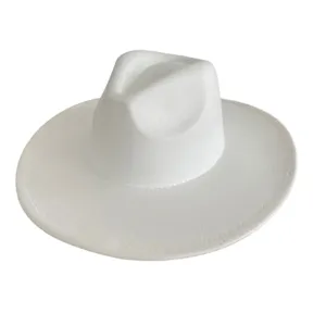 Détail de chapeau fedora en suédine blanche, large bord, design couronne cœur style western.