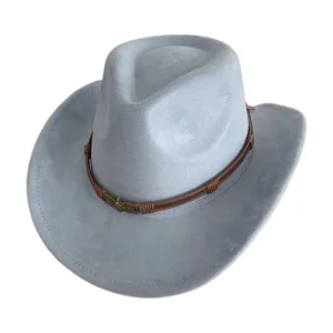 Gros plan d'un chapeau de cowboy western en suédine grise avec lanière tressée marron.