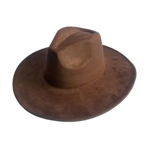 Détail de chapeau fedora en daim marron, style cowboy western vintage homme et femme