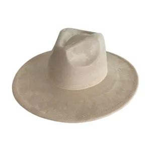 Vue détaillée du chapeau feutre suédine à large bord montrant de fines coutures.
