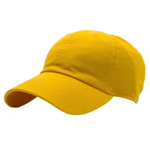 Gros plan détail d'une casquette baseball jaune en coton, texture douce, unie et propre.