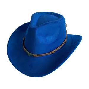 Chapeau de cowboy en daim bleu avec ceinture en cuir marron et boucle tête de mort rétro.