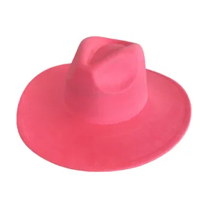 Gros plan sur le chapeau fedora en suédine rose, mettant en valeur la couronne et le large bord.