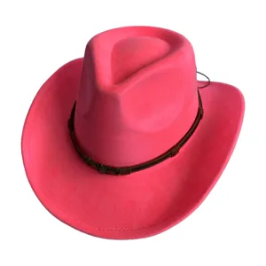 Détail de chapeau de cowboy en suédine rose, style western avec cordon et crâne métallique.