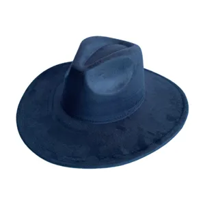 Vue détaillée du chapeau fedora bleu foncé en suédine, montrant sa texture douce et sa couronne.