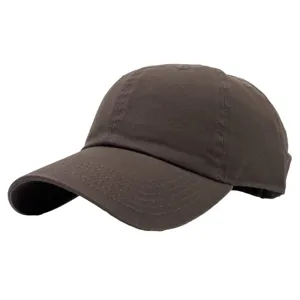 Vue détaillée de la casquette de baseball en coton marron foncé, texture de tissu et coutures soignées.