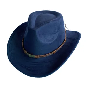 Gros plan d'un chapeau de cowboy en suédine bleue avec bande en cuir marron et boucle tête de mort.