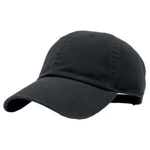 Vue détaillée de la casquette de baseball noire en coton uni avec visière courbée.