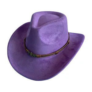 Detail de chapeau cowboy en suede violet, ceinture tressee marron avec decor tete.