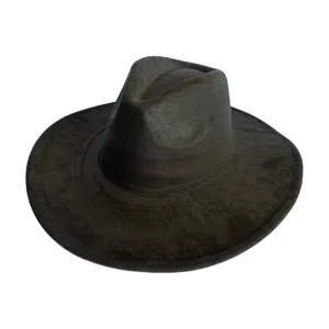 Détail du chapeau fedora en suédine, bord large et texture couronne larme, style rétro cowboy.