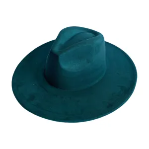 Gros plan du chapeau fedora en fausse suédine vert foncé, mettant en valeur sa texture.
