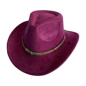 Gros-plan d'un chapeau de cowboy western en daim violet avec bande tressée et tête de mort.