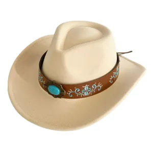 Vue détaillée d'un chapeau de cowboy western en feutre rétro avec lanière en cuir et turquoise.