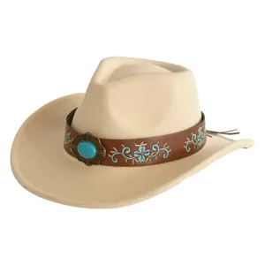 Gros plan de détail du chapeau de cowboy occidental en feutre de laine beige avec bande.