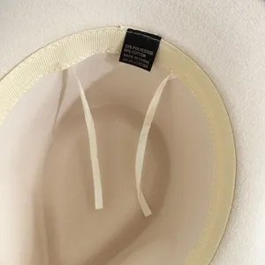 Vue détaillée de l'intérieur du chapeau en feutre rétro montrant la qualité et les coutures.