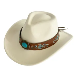 Chapeau de cowboy western en feutre blanc cassé avec bande brodée marron et boucle en turquoise.