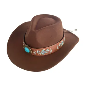 Chapeau de cowboy western en feutre marron avec boucle turquoise et bande en cuir brodée.