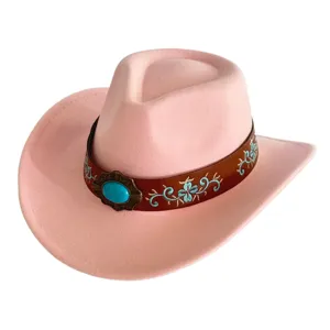 Chapeau de cowboy western en feutre rose avec bande en cuir marron et boucle turquoise.