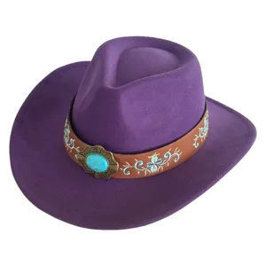 Gros plan sur le chapeau de cowboy en feutre de laine violet avec lanière en cuir et boucle.