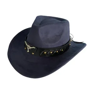 Vue détaillée du chapeau de cowboy occidental en daim bleu foncé avec une boucle tête de taureau.