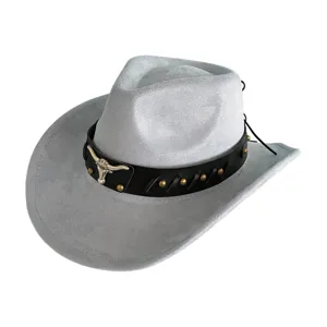 Gros plan détaillé d'un chapeau de cowboy western gris en suédine avec ruban cuir et taureau métal.