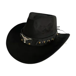 Vue détaillée du chapeau de cowboy en daim noir avec crâne de taureau en métal et rivets.