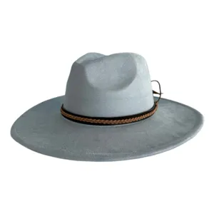 Chapeau fedora à large bord en suédine gris clair avec un élégant ruban tressé marron.