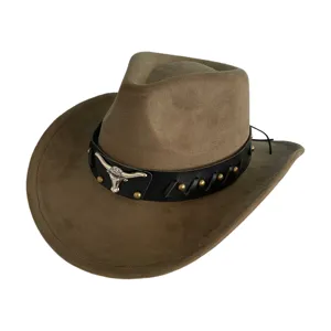 Détail du chapeau de cowboy occidental en suède vintage avec emblème de taureau en métal.