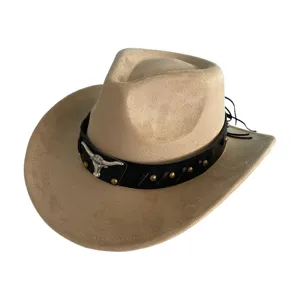 Vue detail chapeau cowboy western vintage avec emblem tete de taureau daim fedora homme