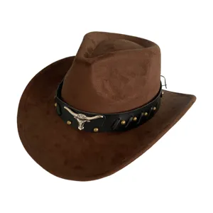 Gros plan sur le chapeau de cowboy en suédine marron avec tête de taureau argentée et rivets.