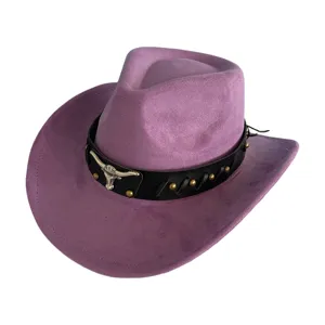 Vue détaillée d'un élégant chapeau de cowboy occidental en suédine violette avec lanière.