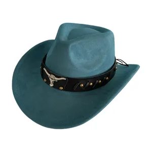 Gros plan sur le chapeau de cowboy en suédine bleue avec tête de taureau en métal.