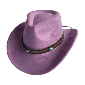 Detail des violetten Wildleder-Western-Cowboyhuts mit braunem Lederband und Türkis-Akzent.