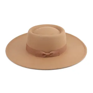 Detalles del sombrero fedora de fieltro estilo britanico con elegante cinta lazo.
