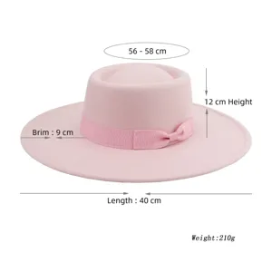 Vista detallada del sombrero de fieltro rosa con medidas precisas de ala y altura.