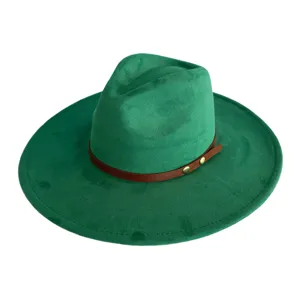 Prasino sued fedora kapelo me kafe dermatini zoni kai metalliki agrafa gia retro styl.