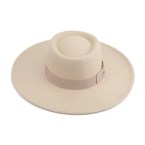 Vista de detalle del sombrero de fieltro de ala ancha con lazo, fedora retro elegante.