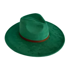 Κλασικό πράσινο καπέλο fedora από σουέτ με καφέ δερμάτινη ζώνη, μοντέρνο στυλ.