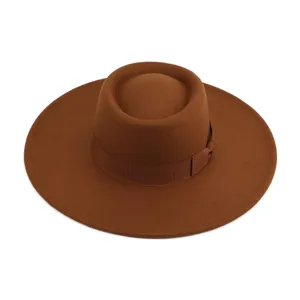 Sombrero fedora de fieltro marrón estilo británico con ala ancha, elegante diseño vintage.