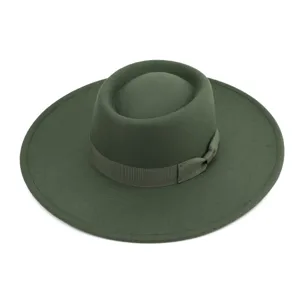 Vista detallada de un sombrero de fieltro verde oscuro clásico con cinta de lazo.