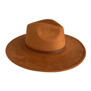 Κλασικό καφέ σουέτ καπέλο fedora με λεπτή ζώνη, λεπτομερής όψη του φαρδιού γείσου.