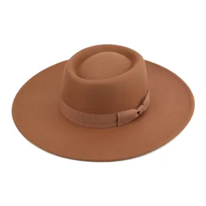 Vista detallada del sombrero fedora marrón de ala ancha, con cinta elegante y fieltro.