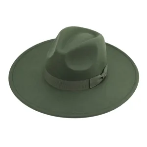Κλασικό σκούρο πράσινο καπέλο fedora με φαρδύ γείσο και κομψό φιόγκο, ρετρό στυλ.