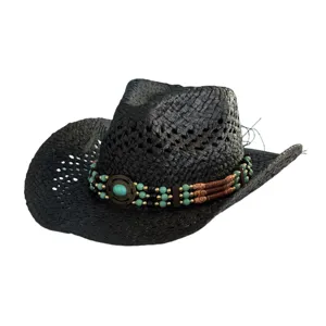 Détail du chapeau de cowboy noir tressé avec bande de perles turquoise et éléments en bois.