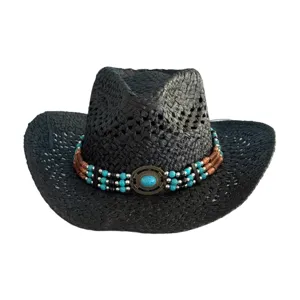 Gros plan sur le chapeau de paille rétro ajouré avec détails de perles de turquoise et de bois.