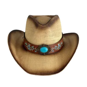 Vue détaillée du chapeau de cowboy en paille avec bande en cuir marron et boucle turquoise.