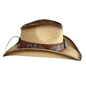 Vue detaillee du chapeau de cowboy en paille degradee avec broderie florale turquoise.